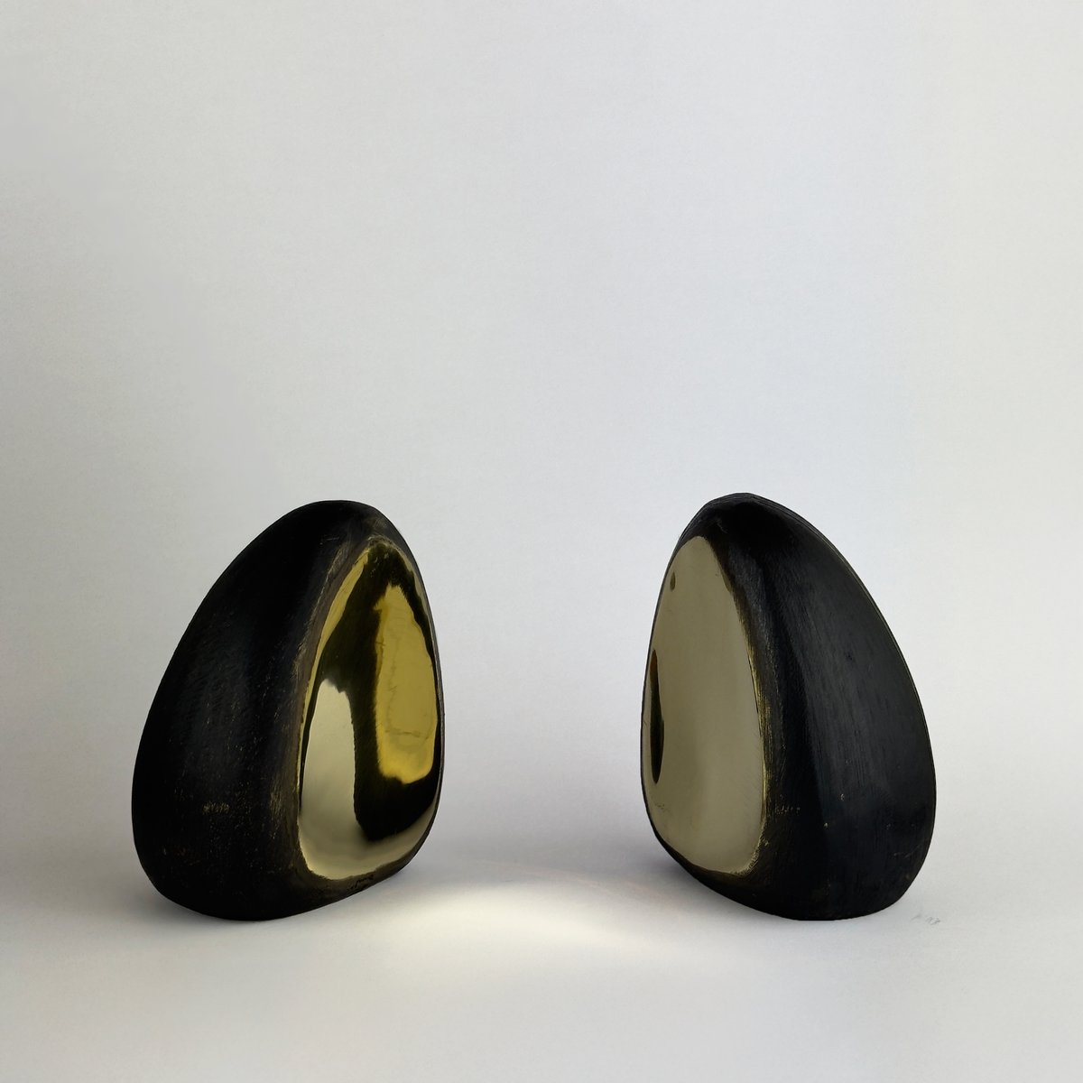 A pair of brass drop-shaped bookends by Carl Auböck, crafted in the Werkstätte Auböck workshop and available at Sigmar London. These midcentury pieces highlight Austrian modernist design and exceptional craftsmanship.