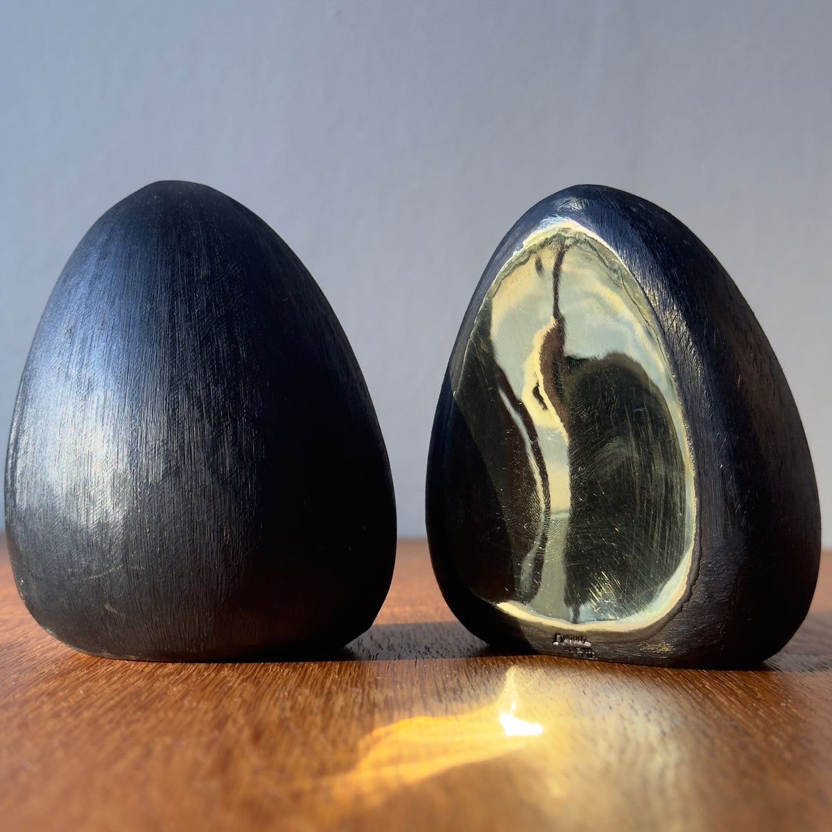 A pair of brass drop-shaped bookends by Carl Auböck, crafted in the Werkstätte Auböck workshop and available at Sigmar London. These midcentury pieces highlight Austrian modernist design and exceptional craftsmanship.