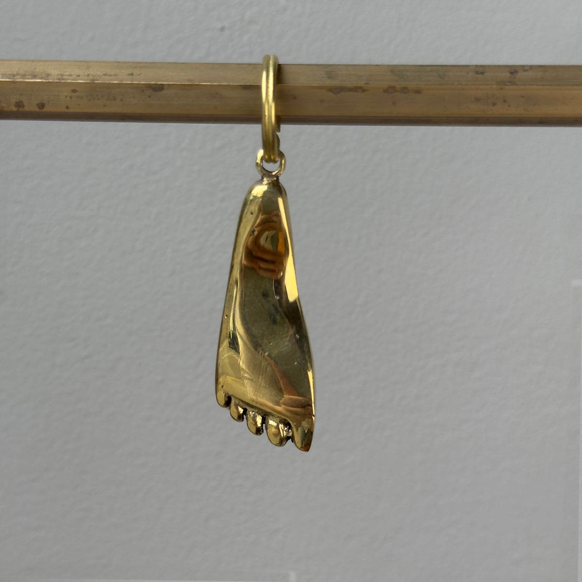 A foot-shaped brass keyring designed by Carl Auböck, made in Vienna. This piece reflects modernist design and the elegant simplicity of modernism."