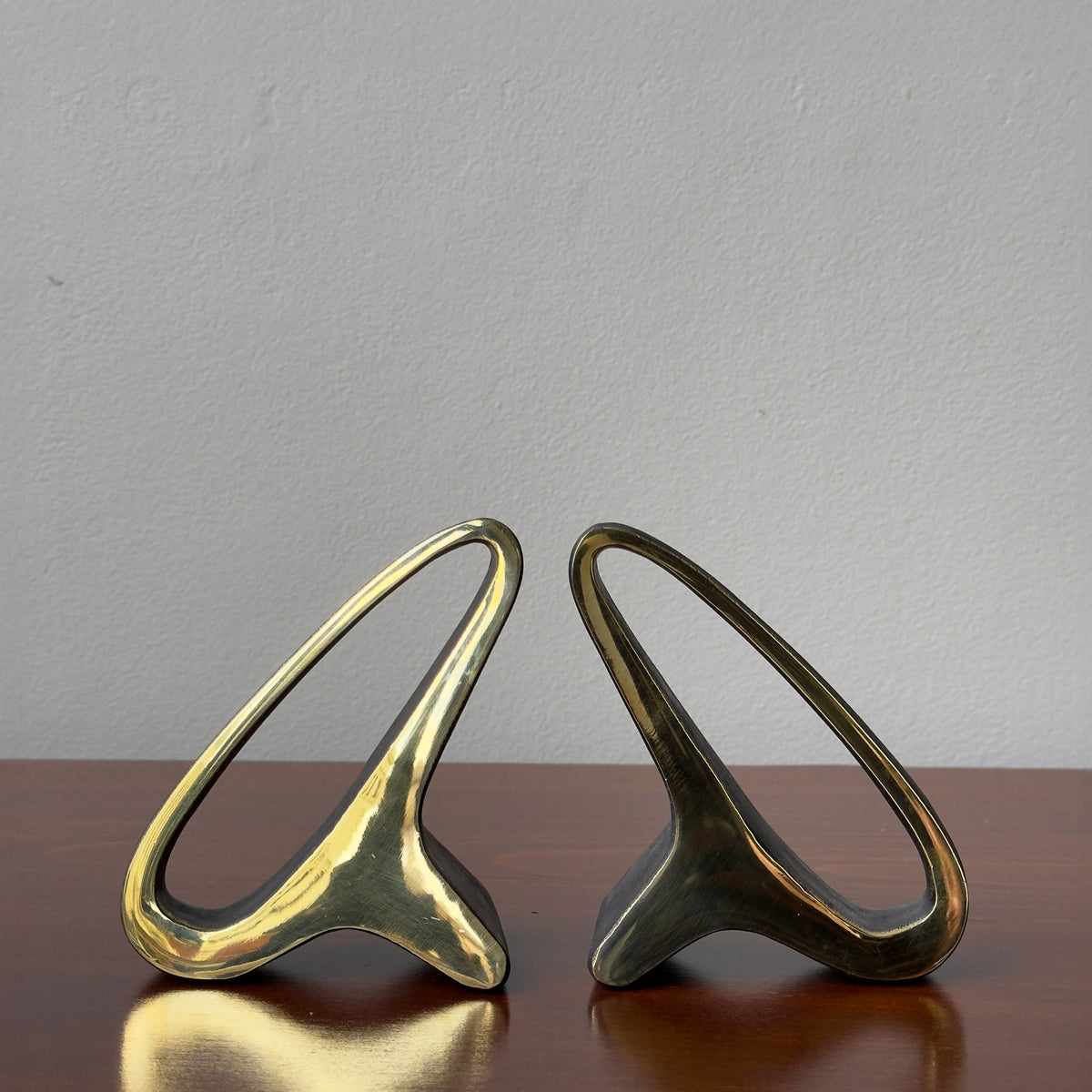 A brass earlobe-shaped bookend by Carl Auböck, crafted in the Werkstätte Auböck workshop and available at Sigmar London. This midcentury design piece exemplifies the innovative and artistic craftsmanship of Austrian modernism.