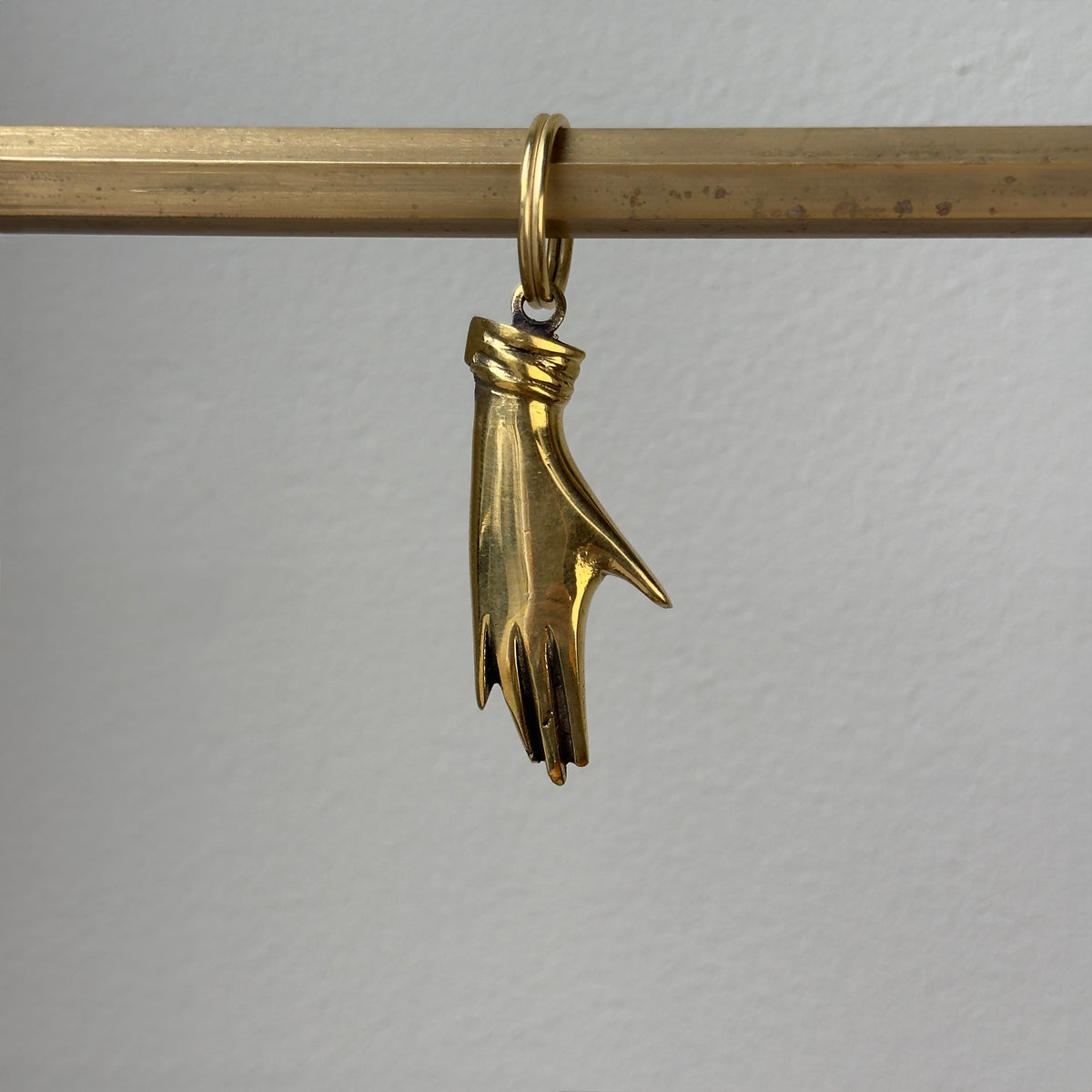 A hand-shaped brass keyring designed by Carl Auböck, made in Vienna. This piece reflects modernist design and the elegant simplicity of modernism.