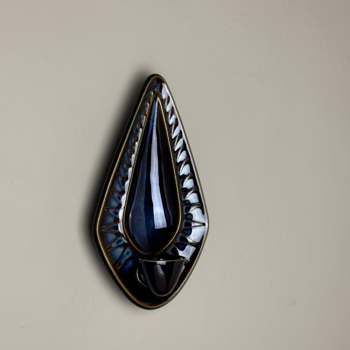 A 1960s stoneware candle holder sconce designed by Einar Johansen for Søholm. Featuring a striking diamond shape with a blue and brown glaze, model 3351, this vintage piece exemplifies Danish mid-century craftsmanship.