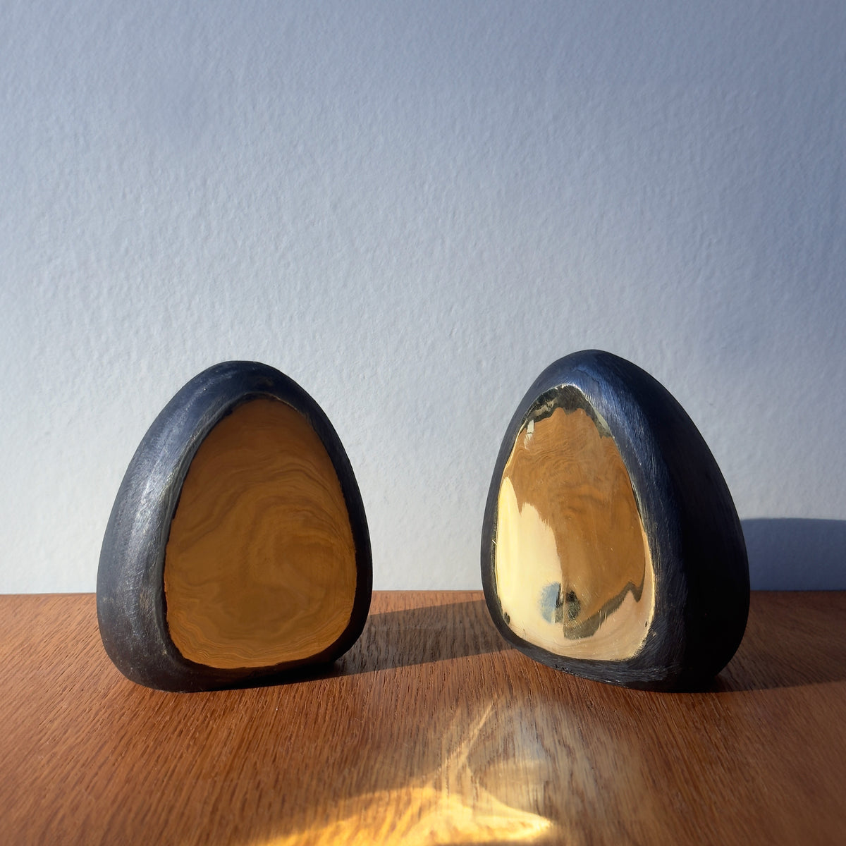 A pair of brass drop-shaped bookends by Carl Auböck, crafted in the Werkstätte Auböck workshop and available at Sigmar London. These midcentury pieces highlight Austrian modernist design and exceptional craftsmanship.