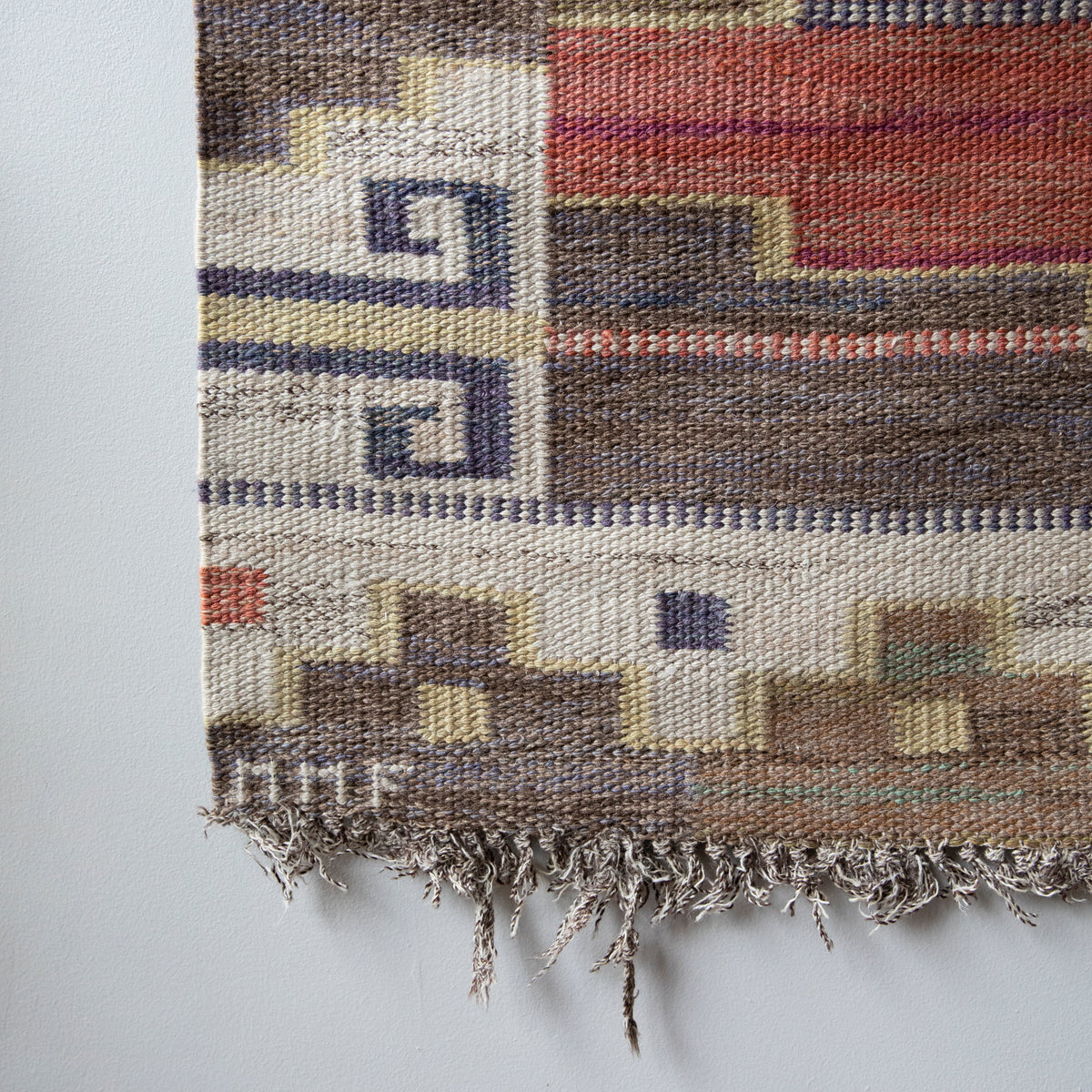 Bruna Heden (Brown Heath) Rolakan flatweave by Märta Måås-Fjetterström (MMF), Sweden. This geometric textile design showcases masterful Swedish craftsmanship, blending earthy tones with intricate woven patterns.