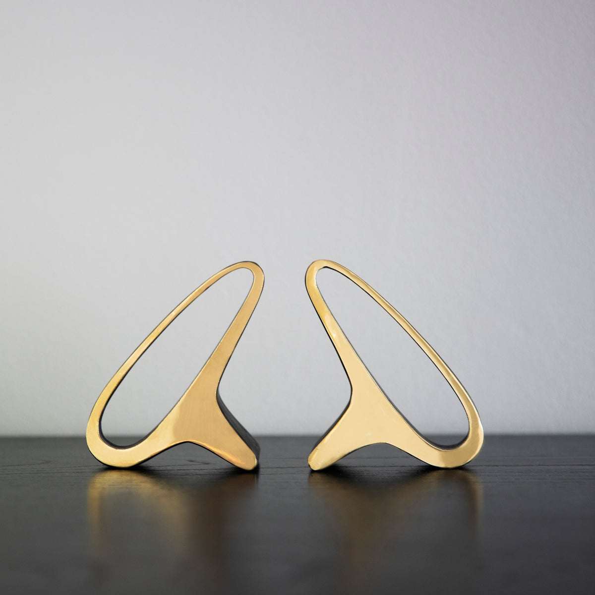 A brass earlobe-shaped bookend by Carl Auböck, crafted in the Werkstätte Auböck workshop and available at Sigmar London. This midcentury design piece exemplifies the innovative and artistic craftsmanship of Austrian modernism.