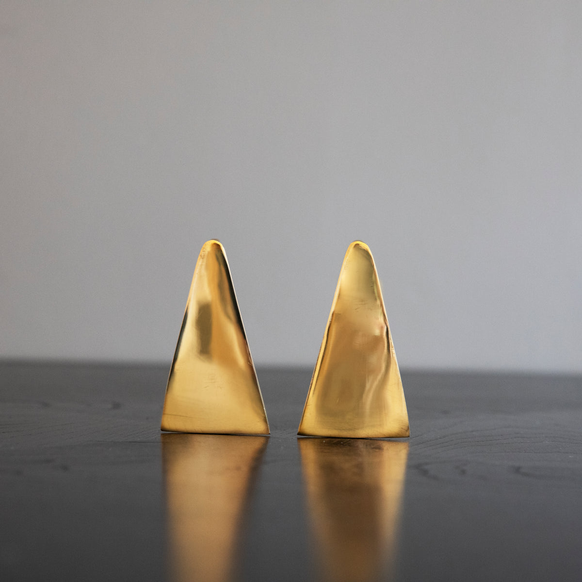 A pair of polished brass flat iron bookends by Carl Auböck, crafted in the Werkstätte Auböck workshop, Austria, 1943. These bookends showcase timeless mid-century Austrian design and exceptional craftsmanship.