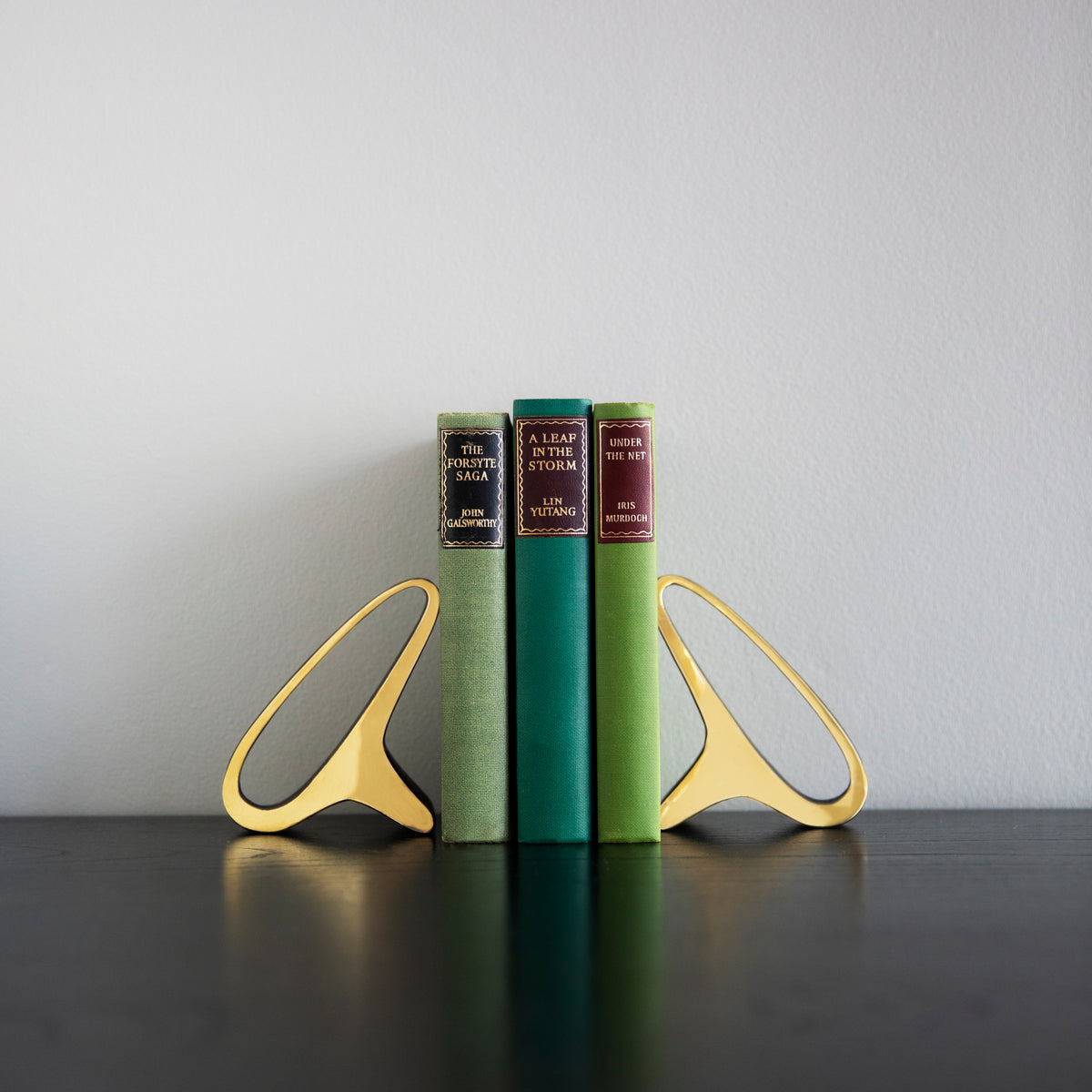 A brass earlobe-shaped bookend by Carl Auböck, crafted in the Werkstätte Auböck workshop and available at Sigmar London. This midcentury design piece exemplifies the innovative and artistic craftsmanship of Austrian modernism.