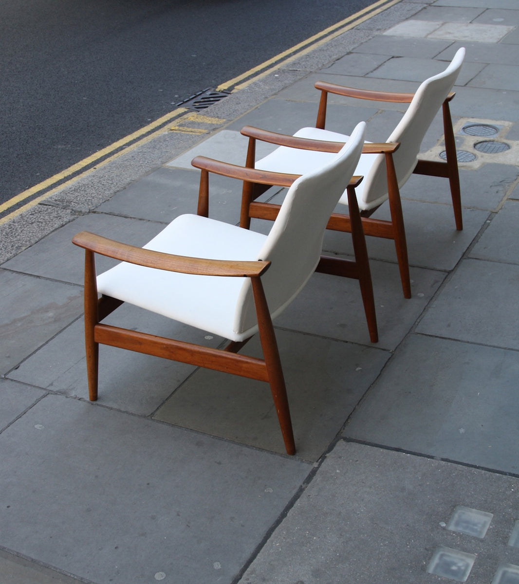 Pair of FD 138 Armchairs Finn Juhl - Image 8