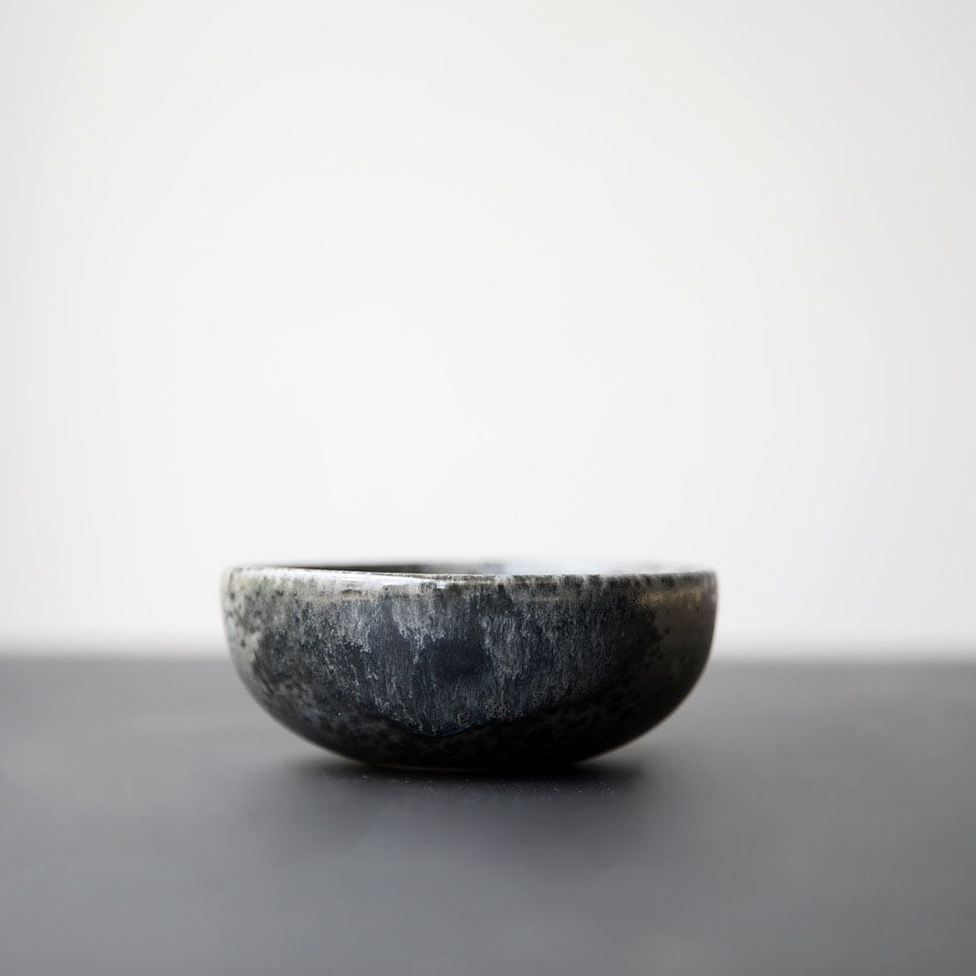 Small bowl by Kasper Würtz, featuring a ‘Shape 7’ glaze in finish E. This handcrafted ceramic piece reflects Würtz’s signature Nordic craftsmanship and refined glazing techniques.